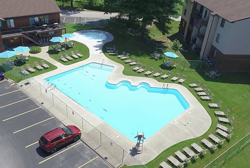 Amenities at Country Club Apartments at Manor Communities, Huntington/West Virginia