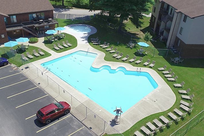 Amenities at Country Club Apartments at Manor Communities, Huntington/West Virginia