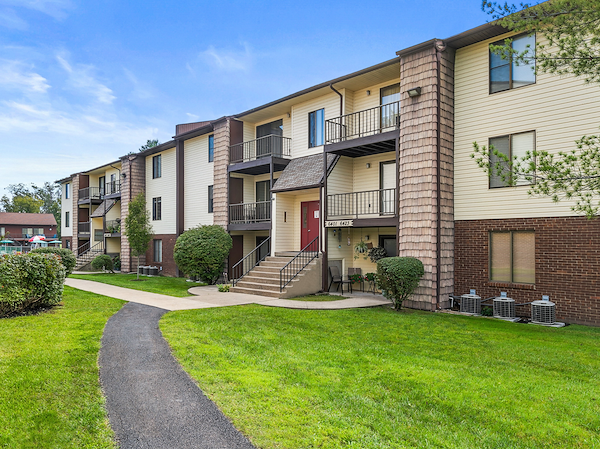 Country Club Apartments - 6275 Country Club Drive, Huntington ,WV 25705