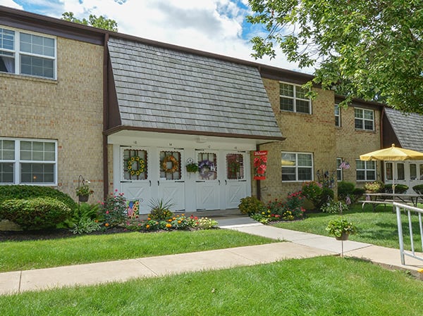 Springetts Apartments - 50 Eisenhower Dr, York ,PA 17402