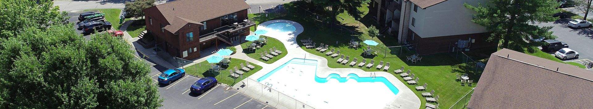 Swimming Pool of Country Club Apartments at Manor Communities, Huntington/West Virginia